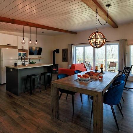 Chalet Woodpecker Lodge - Chaleureux Avec Foyer. Orford Екстериор снимка
