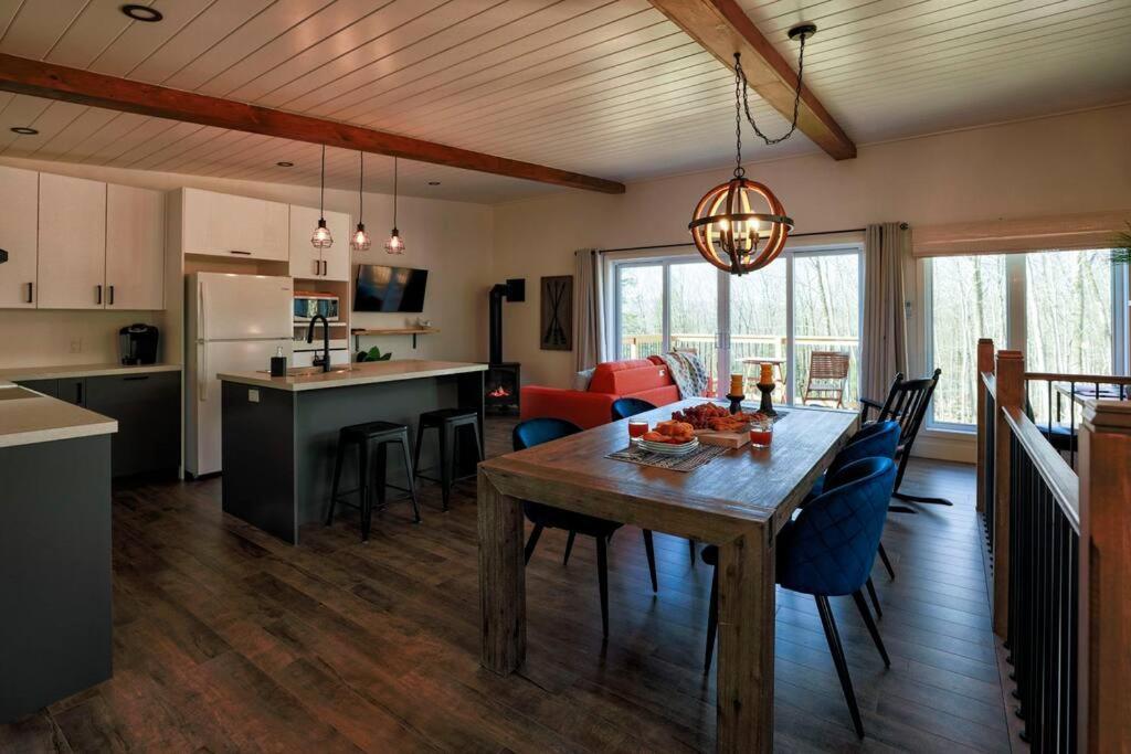 Chalet Woodpecker Lodge - Chaleureux Avec Foyer. Orford Екстериор снимка